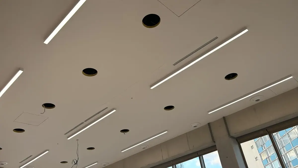 Plafond de l’Université de Créteil, réglettes lumineuses et spots affleurants.